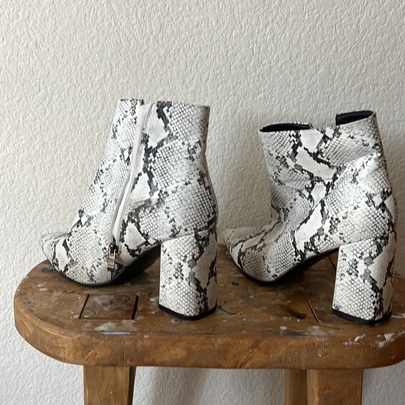 Princess Polly - Therapy snake print block heel ankle boots. Size 9 - Picture 3 of 4
